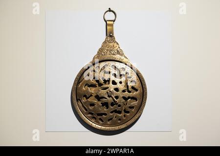 Antico astrolabio arabo del XVIII secolo su sfondo bianco. Uno strumento astronomico risalente ai tempi antichi. Serve come grafico a stelle e physi Foto Stock