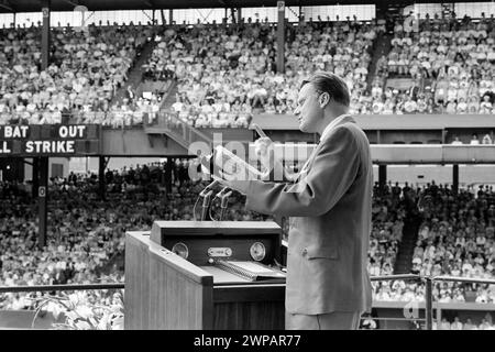 L'evangelista Billy Graham che predica alla folla alla crociata, Griffith Stadium, Washington, D.C., USA, John T. Bledsoe, U.S. News & World Report Magazine Photography Collection, 25 giugno 1960 Foto Stock