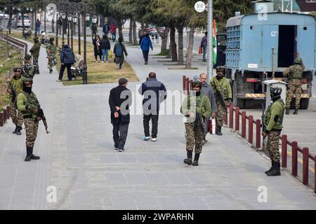 Srinagar, India. 6 marzo 2024. Le truppe paramilitari pattugliano lungo la strada prima della visita del primo ministro indiano Narendra modi. La sicurezza è stata rafforzata in Kashmir in vista della manifestazione del primo ministro Narendra modi a Srinagar il 7 marzo. Questa sarebbe la prima visita del primo Ministro in Kashmir dopo l'abrogazione dell'articolo 370 nell'agosto 2019. Credito: SOPA Images Limited/Alamy Live News Foto Stock