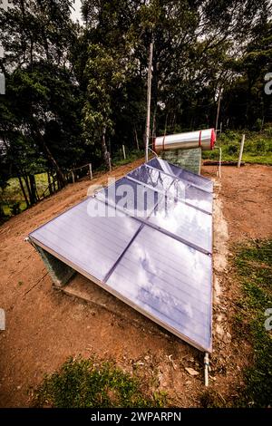 Piccolo riscaldatore solare con pannelli solari installato nelle aree rurali del Brasile attrezzature precarie e prive di scrupoli Foto Stock