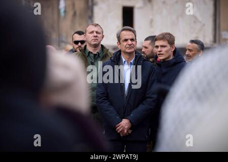 Odessa, Ucraina. 6 marzo 2024. Il presidente ucraino Volodymyr Zelenskyy, a sinistra, e il primo ministro greco Kyriakos Mitsotakis visitano un edificio residenziale distrutto dove un drone russo ha ucciso 12 civili, il 6 marzo 2024 a Odesa, Ucraina. Più tardi, nel corso della giornata, un altro drone colpì a soli 500 metri dal corteo presidenziale trasportando entrambi i leader. Credito: Presidenza Ucraina/Ufficio stampa presidenziale ucraino/Alamy Live News Foto Stock