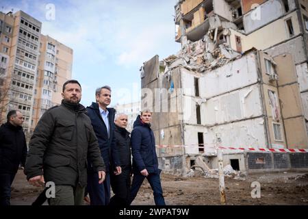 Odessa, Ucraina. 6 marzo 2024. Il presidente ucraino Volodymyr Zelenskyy, a sinistra, e il primo ministro greco Kyriakos Mitsotakis visitano un edificio residenziale distrutto dove un drone russo ha ucciso 12 civili, il 6 marzo 2024 a Odesa, Ucraina. Più tardi, nel corso della giornata, un altro drone colpì a soli 500 metri dal corteo presidenziale trasportando entrambi i leader. Credito: Presidenza Ucraina/Ufficio stampa presidenziale ucraino/Alamy Live News Foto Stock