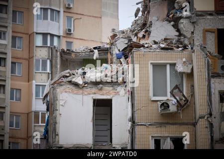 Odessa, Ucraina. 6 marzo 2024. Il complesso residenziale di appartamenti in 134 Dobrovolskoho Avenue distrutto da un drone russo uccidendo 12 civili, tra cui cinque bambini nella loro casa, 6 marzo 2024 a Odesa, Ucraina. Credito: Presidenza Ucraina/Ufficio stampa presidenziale ucraino/Alamy Live News Foto Stock