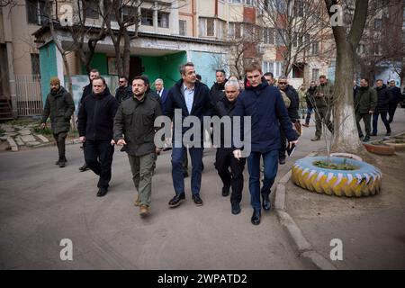 Odessa, Ucraina. 6 marzo 2024. Il presidente ucraino Volodymyr Zelenskyy, a sinistra, e il primo ministro greco Kyriakos Mitsotakis visitano un edificio residenziale distrutto dove un drone russo ha ucciso 12 civili, il 6 marzo 2024 a Odesa, Ucraina. Più tardi, nel corso della giornata, un altro drone colpì a soli 500 metri dal corteo presidenziale trasportando entrambi i leader. Credito: Presidenza Ucraina/Ufficio stampa presidenziale ucraino/Alamy Live News Foto Stock