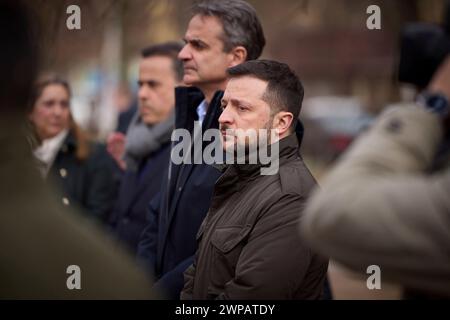 Odessa, Ucraina. 6 marzo 2024. Il presidente ucraino Volodymyr Zelenskyy, a sinistra, e il primo ministro greco Kyriakos Mitsotakis visitano un edificio residenziale distrutto dove un drone russo ha ucciso 12 civili, il 6 marzo 2024 a Odesa, Ucraina. Più tardi, nel corso della giornata, un altro drone colpì a soli 500 metri dal corteo presidenziale trasportando entrambi i leader. Credito: Presidenza Ucraina/Ufficio stampa presidenziale ucraino/Alamy Live News Foto Stock