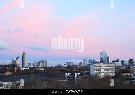 Tramonto invernale rosa sulla City di Londra dal balcone dell'appartamento a Islington, a nord di Londra, Regno Unito Foto Stock