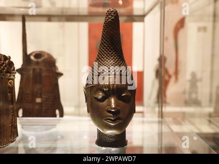 Capo di una Regina madre, in ottone fuso, dal Benin, Nigeria, XVI secolo, per un altare speciale all'interno della città reale, nel British Museum, Londra, Regno Unito Foto Stock