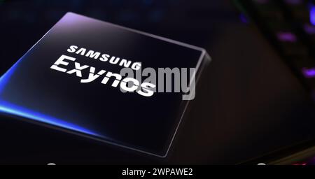 Viersen, Germania - 1 marzo. 2024: Primo piano dello schermo dello smartphone con logo del chip del processore Samsung Exynos sulla tastiera del computer Foto Stock