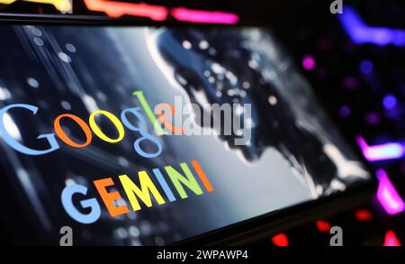 Viersen, Germania - 9 febbraio. 2024: Primo piano dello schermo dello smartphone con logo di Google Gemini sulla tastiera del computer Foto Stock