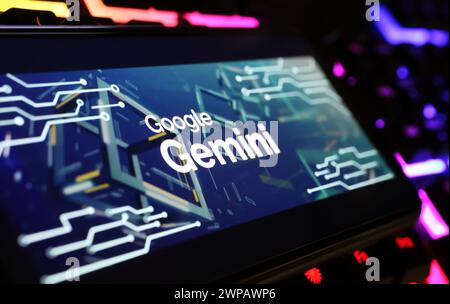 Viersen, Germania - 9 febbraio. 2024: Primo piano dello schermo dello smartphone con logo di Google Gemini sulla tastiera del computer Foto Stock