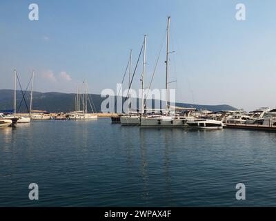 Meljine, Herceg Novi, Montenegro, 13 agosto 2022 barche, yacht e navi sono all'ancora. Navi ormeggiate nel parcheggio. Mar Adriatico Mediterraneo Foto Stock