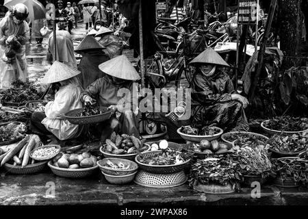 Hoi An, Vietnam - mercato delle verdure un giorno piovoso Foto Stock