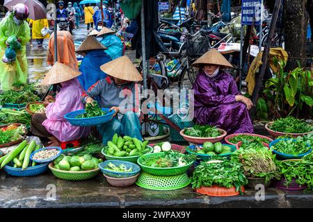 Hoi An, Vietnam - mercato delle verdure un giorno piovoso Foto Stock