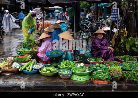 Hoi An, Vietnam - mercato delle verdure un giorno piovoso Foto Stock