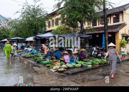 Hoi An, Vietnam - mercato delle verdure un giorno piovoso Foto Stock