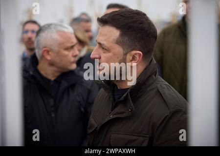 Odessa, Ucraina. 6 marzo 2024. Il presidente ucraino Volodymyr Zelenskyy, centro, visita il porto commerciale marittimo di Odesa con il primo ministro greco Kyriakos Mitsotakis, per ispezionare i progressi del "corridoio del grano delle Nazioni Unite", 6 marzo 2024 a Odesa, Ucraina. Più tardi, nel corso della giornata, un drone russo ha colpito a soli 500 metri dal corteo presidenziale trasportando entrambi i leader. Credito: Presidenza Ucraina/Ufficio stampa presidenziale ucraino/Alamy Live News Foto Stock