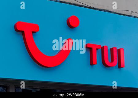 Cardiff, Galles, Regno Unito - 6 dicembre 2023: Un segno luminoso del TUI Holiday Store in Queen Street, Cardiff, Galles, Regno Unito Foto Stock