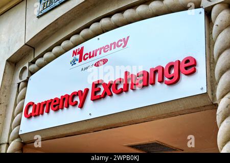 Cardiff, Galles, Regno Unito - 6 dicembre 2023: The No1 Currency Exchange Store in Queens Arcade, Queen Street, Cardiff, Galles, Regno Unito Foto Stock