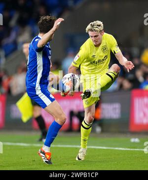 Jack Rudoni di Huddersfield Town e Ryan Wintle di Cardiff City si battono per il pallone durante la partita del campionato Sky Bet al Cardiff City Stadium, Galles. Data foto: Mercoledì 6 marzo 2024. Foto Stock