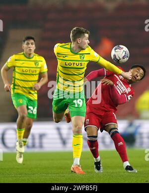 Jacob Lungi Sorensen (a sinistra) di Norwich City e Samuel Silvera di Middlesbrough lottano per il pallone durante la partita del campionato Sky Bet al Riverside Stadium di Middlesbrough. Data foto: Mercoledì 6 marzo 2024. Foto Stock