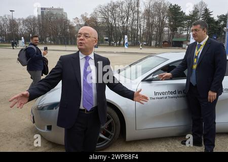 Bucarest, Romania. 6 marzo 2024: Emil BOC (L), sindaco di Cluj-Napoca, parla alla stampa dell'auto elettrica creata da AROBS Newcar4future e Technical University di Cluj-Napoca esposta al Congresso EPP 2024 Credit: Lucian Alecu/Alamy Live Foto Stock