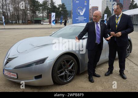 Bucarest, Romania. 6 marzo 2024: Emil BOC (L), sindaco di Cluj-Napoca, parla alla stampa dell'auto elettrica creata da AROBS Newcar4future e Technical University di Cluj-Napoca esposta al Congresso EPP 2024 Credit: Lucian Alecu/Alamy Live Foto Stock