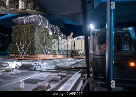Azraq, Giordania. 5 marzo 2024. Un soldato dell'esercito statunitense carica pallet di aiuti umanitari nella stiva di carico di un aereo C-130J Super Hercules dell'aeronautica statunitense presso la Muwaffaq salti Air base, 5 marzo 2024, ad Azraq, Governatorato di Zarqa, Giordania. Gli aiuti alimentari saranno lanciati in aria ai rifugiati palestinesi intrappolati dalla guerra israeliana contro Hamas. Crediti: SRA Lauren Jacoby/US Airforce Photo/Alamy Live News Foto Stock