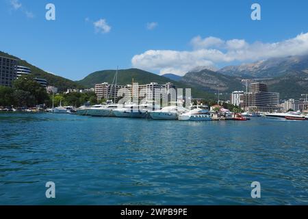 Budva, Montenegro, 15 agosto 2022 mare Adriatico, costa, montagne, increspature di mare. Barche e navi sono ormeggiate sul terrapieno. Parcheggio per il trasporto d'acqua Foto Stock