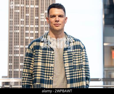 Jake Lacy visita l'Empire State Building a New York il 6 marzo 2024 per celebrare la premiere della serie di "Meles Never Fall" di Peacock Foto Stock