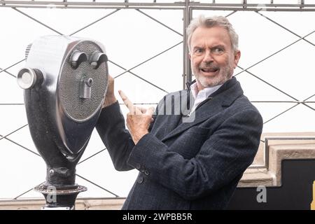 Sam Neill visita l'Empire State Building a New York il 6 marzo 2024 per celebrare la premiere della serie di "Meles Never Fall" di Peacock Foto Stock