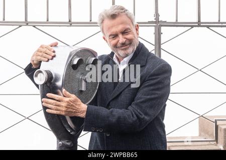 Sam Neill visita l'Empire State Building a New York il 6 marzo 2024 per celebrare la premiere della serie di "Meles Never Fall" di Peacock Foto Stock