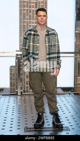 Jake Lacy visita l'Empire State Building a New York il 6 marzo 2024 per celebrare la premiere della serie di "Meles Never Fall" di Peacock Foto Stock