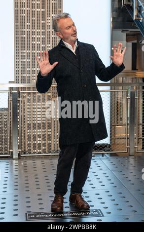 Sam Neill visita l'Empire State Building a New York il 6 marzo 2024 per celebrare la premiere della serie di "Meles Never Fall" di Peacock Foto Stock