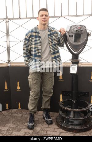 Jake Lacy visita l'Empire State Building a New York il 6 marzo 2024 per celebrare la premiere della serie di "Meles Never Fall" di Peacock Foto Stock