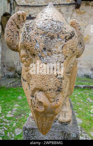 SANTILLANA DEL Mar, SPAGNA - 2 MAGGIO 2014: Scultura "il bisonte" o "omaggio all'uomo di Altamira", a Santillana del Mar, realizzata dallo scultore locale Jesu Foto Stock