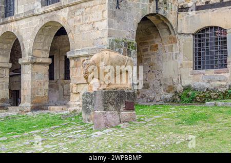 SANTILLANA DEL Mar, SPAGNA - 2 MAGGIO 2014: Scultura "il bisonte" o "omaggio all'uomo di Altamira", a Santillana del Mar, realizzata dallo scultore locale Jesu Foto Stock