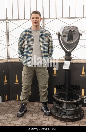 Jake Lacy visita l'Empire State Building a New York il 6 marzo 2024 per celebrare la premiere della serie di "Meles Never Fall" di Peacock Foto Stock