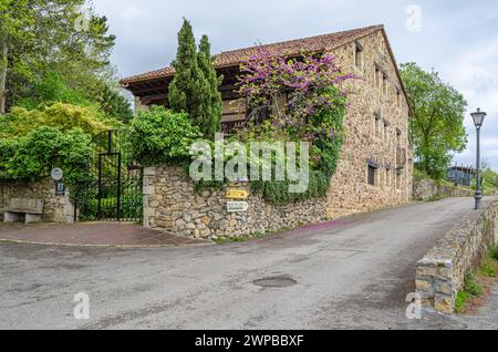 SANTILLANA DEL Mar, SPAGNA - 2 MAGGIO 2014: Esterno di un edificio locanda nel villaggio di Santillana del Mar, Cantabria, Spagna settentrionale Foto Stock