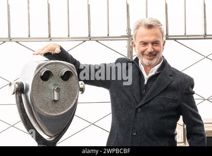 New York, Stati Uniti. 6 marzo 2024. Sam Neill visita l'Empire State Building a New York il 6 marzo 2024 per celebrare la premiere della serie di "Meles Never Fall" di Peacock. (Foto di Lev Radin/Sipa USA) credito: SIPA USA/Alamy Live News Foto Stock