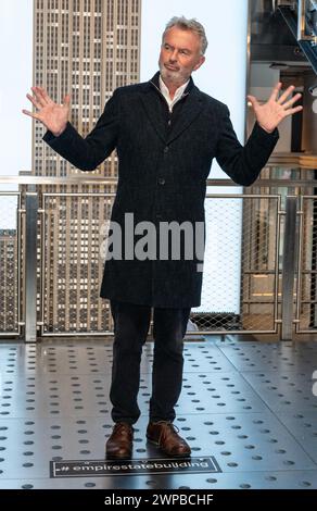 New York, Stati Uniti. 6 marzo 2024. Sam Neill visita l'Empire State Building a New York il 6 marzo 2024 per celebrare la premiere della serie di "Meles Never Fall" di Peacock. (Foto di Lev Radin/Sipa USA) credito: SIPA USA/Alamy Live News Foto Stock