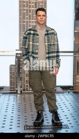 New York, Stati Uniti. 6 marzo 2024. Jake Lacy visita l'Empire State Building a New York il 6 marzo 2024 per celebrare la premiere della serie di "Meles Never Fall" di Peacock. (Foto di Lev Radin/Sipa USA) credito: SIPA USA/Alamy Live News Foto Stock