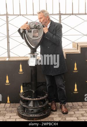 New York, Stati Uniti. 6 marzo 2024. Sam Neill visita l'Empire State Building a New York il 6 marzo 2024 per celebrare la premiere della serie di "Meles Never Fall" di Peacock. (Foto di Lev Radin/Sipa USA) credito: SIPA USA/Alamy Live News Foto Stock