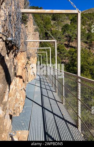 Sentiero escursionistico fino al ponte di Colgante (Puente Colgante El Saltillo) sul fiume Almanchares, Sierra Tejeda, Andalusia, Spagna Foto Stock