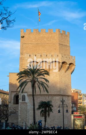 VALENCIA, SPAGNA - 2 FEBBRAIO 2024: Torre Torres de Serranos, architettura spagnola sulle strade pubbliche commerciali e storiche di Valencia, Spagna Foto Stock