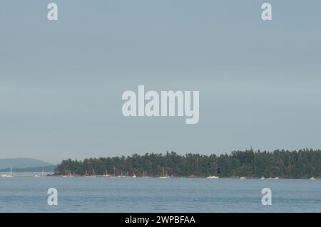 Barche a vela e barche da diporto che fanno un'illusione ottica nelle isole Gulf BC vicino a Sidney in Canada Foto Stock