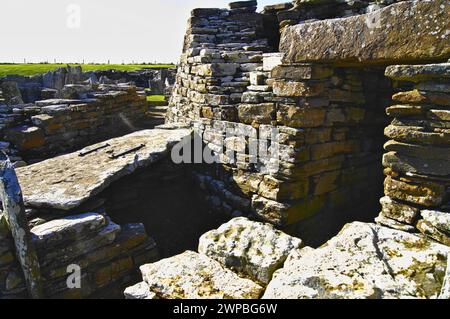 Il Broch of Gurness, un villaggio di broch dell'età del ferro sulla costa nord-orientale delle Isole Orcadi continentali in Scozia, affacciato sullo stretto di Eynhallow Foto Stock