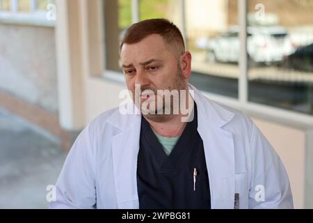 Non esclusiva: KALUSH, UCRAINA - 4 MARZO 2024 - Direttore generale temporaneo dell'ospedale distrettuale centrale di Kalush Yaroslav Moroz parla con Foto Stock