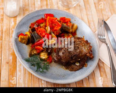 Guancia di maiale al forno con verdure stufate Foto Stock