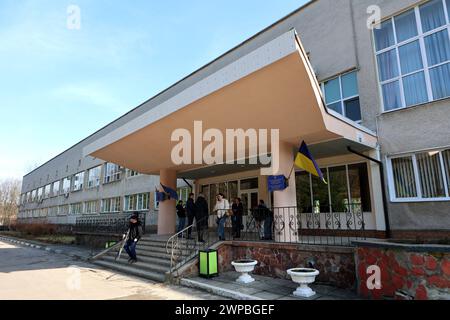 Non esclusiva: KALUSH, UCRAINA - 4 MARZO 2024 - i membri del pubblico sono visti fuori dall'ospedale del distretto centrale di Kalush, Kalush, Ivano-Frankivsk Foto Stock