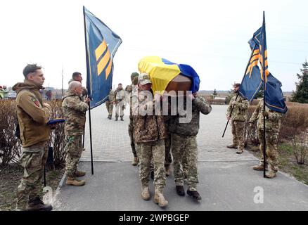 Non esclusivo: BUCHA, UCRAINA - 5 MARZO 2024 - i militari trasportano la bara durante il servizio commemorativo per il difensore ucraino Daniil Semenenko che wa Foto Stock